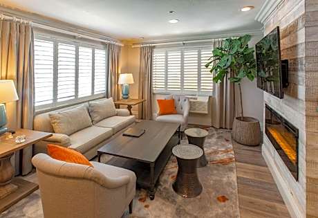 Suite - 1 King Bed, Nonsmoking, Separate Bedroom, Casa Siena Building, Sofabed, Fireplace