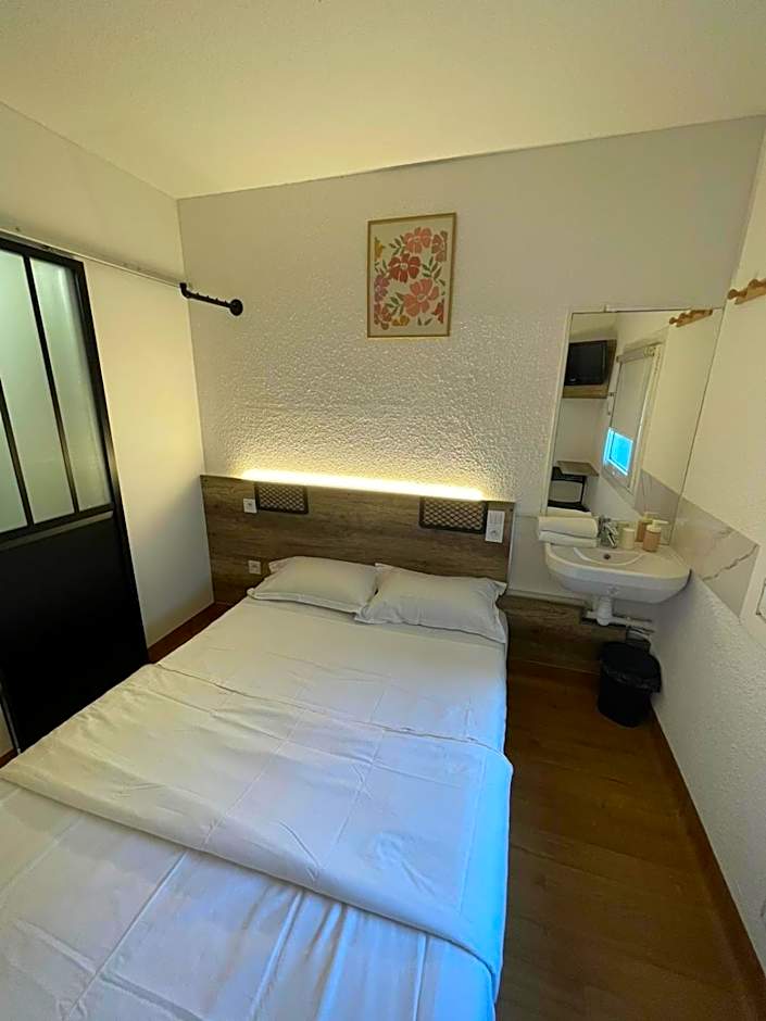 HOTEL THANIA