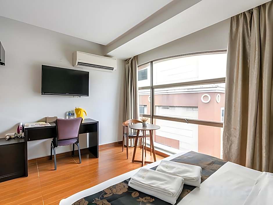 Kk Waterfront Hotel