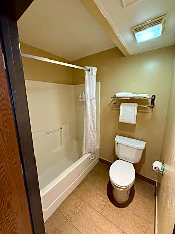 Deluxe Queen Suite - Non-Smoking