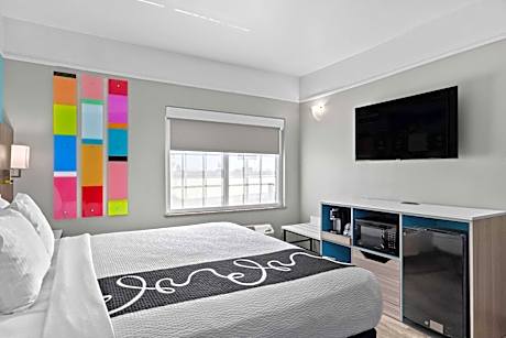 King Suite - Mobility/Hearing Accessible with Bath Tub - Non-Smoking