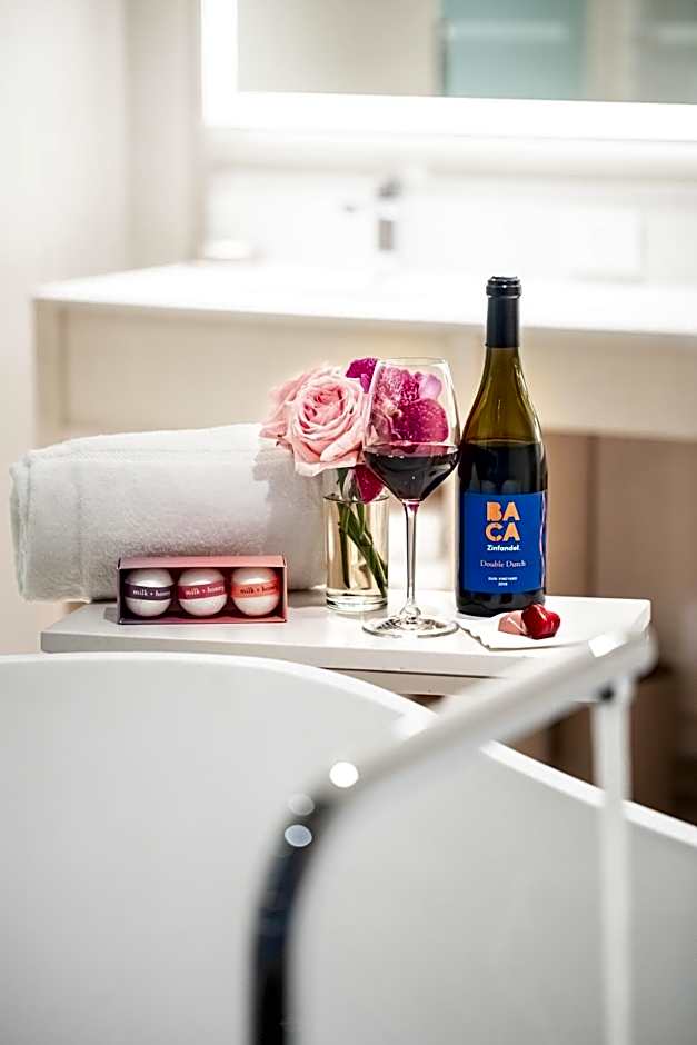 HALL Arts Hotel Dallas, Curio Collection by Hilton