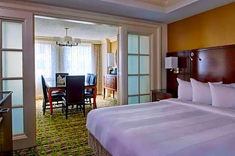 One-Bedroom Governor Queen Suite with Sofa Bed