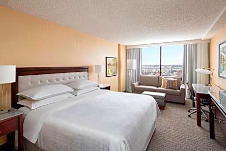 Club level, King Bed with Sofa bed