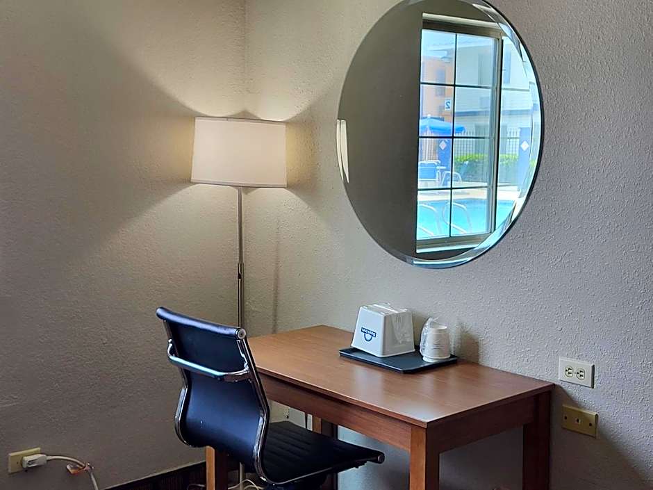 Days Inn & Suites by Wyndham Laredo