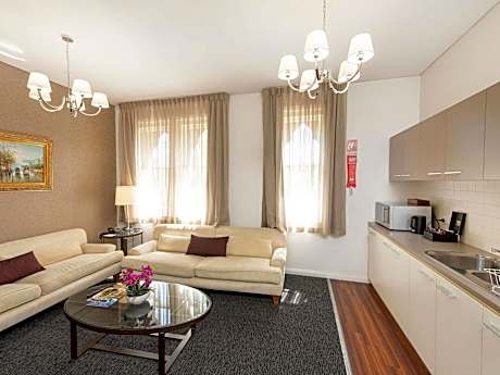 One-Bedroom Apartment with King Bed