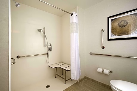 2 Queens Mobility/Hearing Access Tub Nosmok