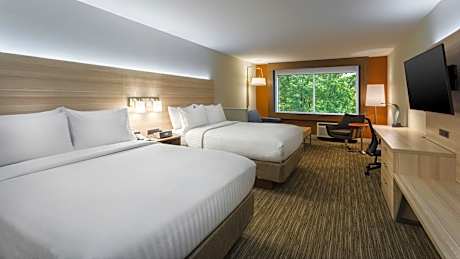 2 Queen Bed Suite Additional Living Area