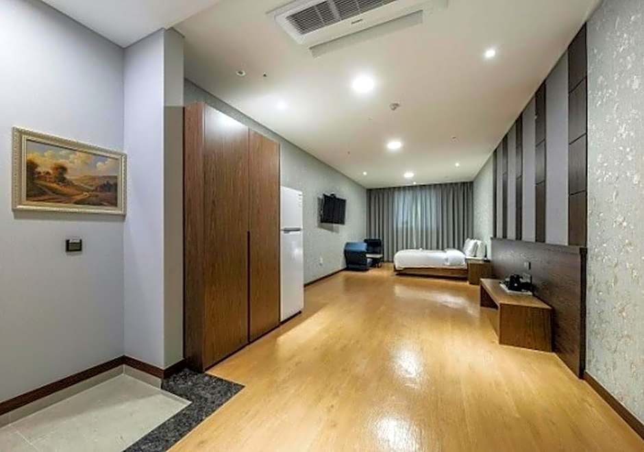 Photo 1 of 5 of Korean-Style Double Room