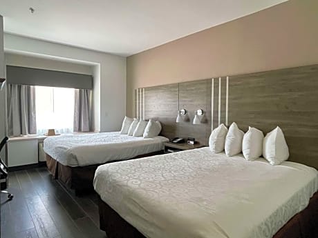 Queen Room with Two Queen Beds and Bath Tub - Disability Access