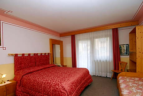 Double or Twin Room with Mountain View