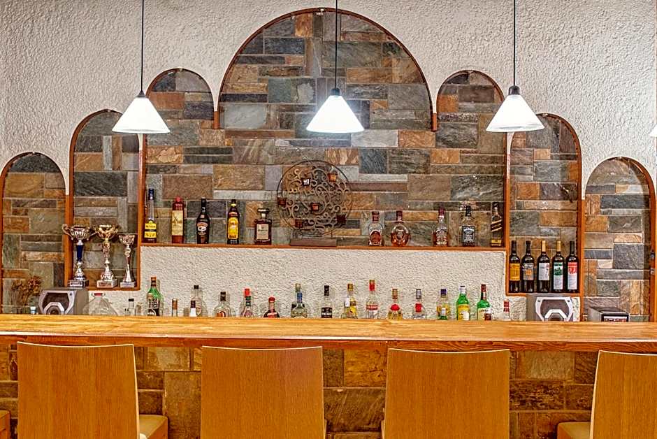 Cavos Bay Hotel & Studios