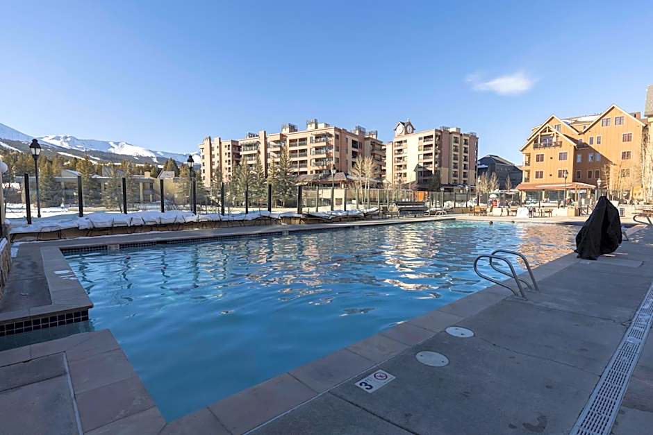 NEW! Marriott Slope View Ski & Summer Luxury Studio Sleeps 4 Full kitchen, Amenities & Paid Parking