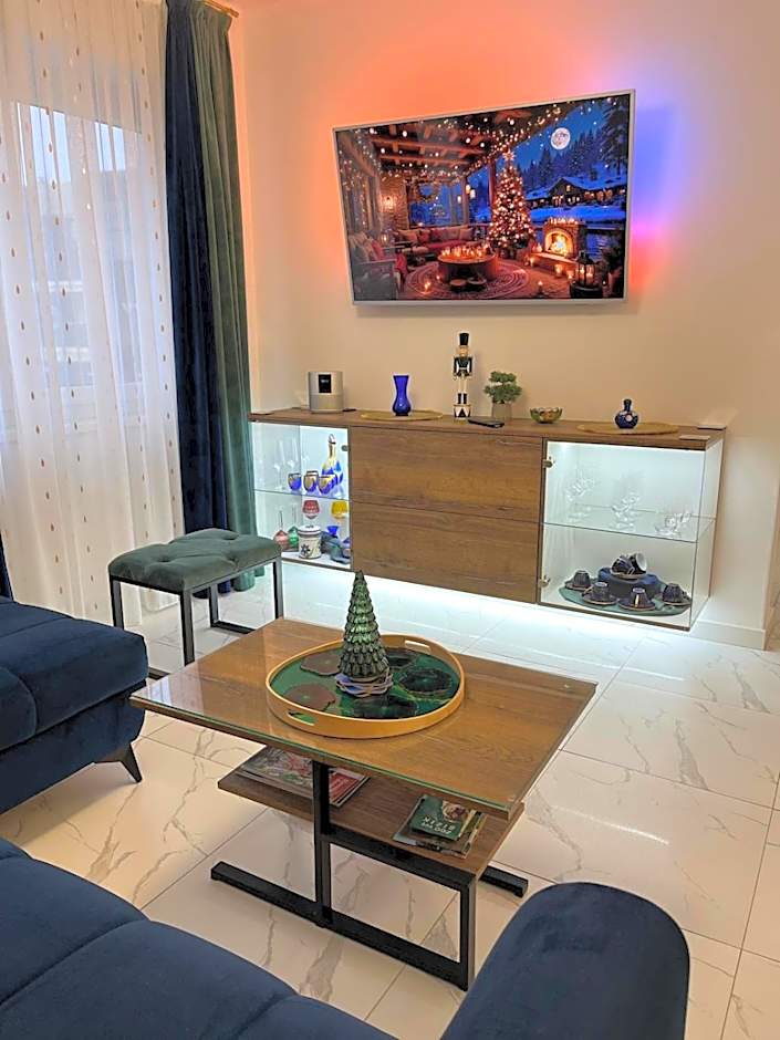 La Luna Premium Deluxe Apartment with Pool & Jacuzzi, Bikes and Secured Parking