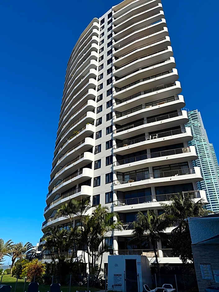 Surfers International Apartments