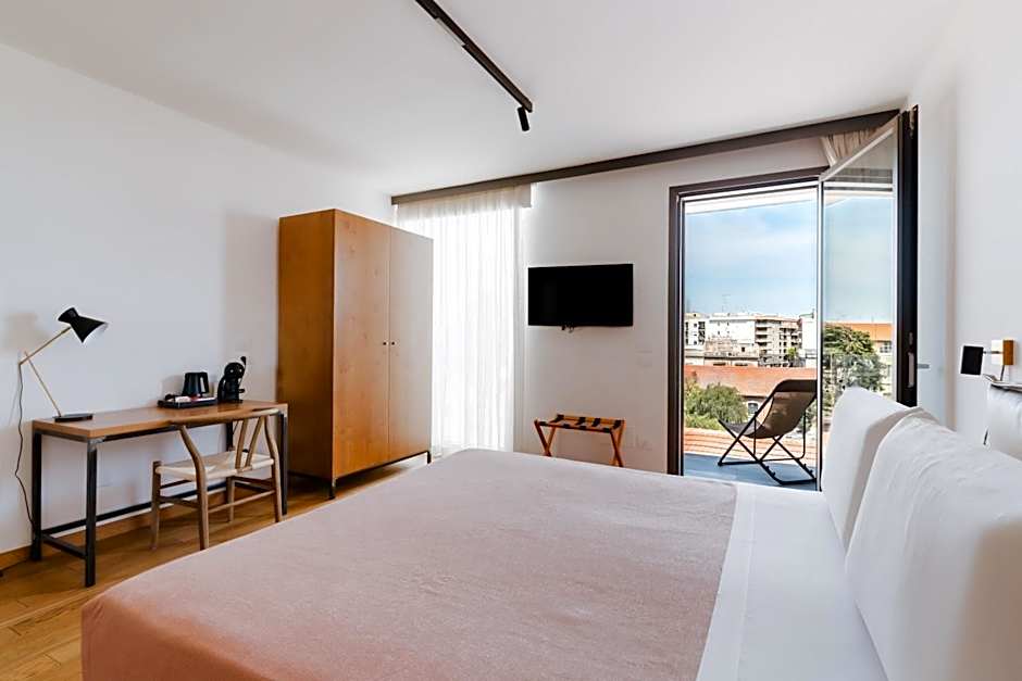 Glass House - Smart Rooms & Parking