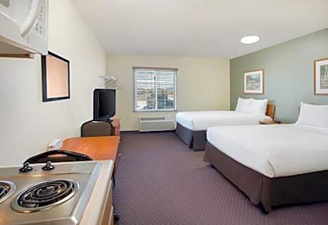 Efficiency Queen Room - Accessible/Non Smoking