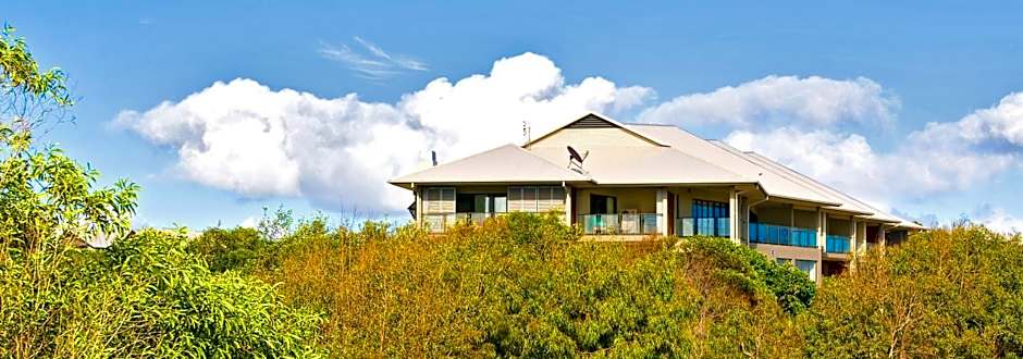 Loka Santi Penthouse 14 - Luxury Beachfront Escape with Sea View, Heated Pool, Steps from Main Beach