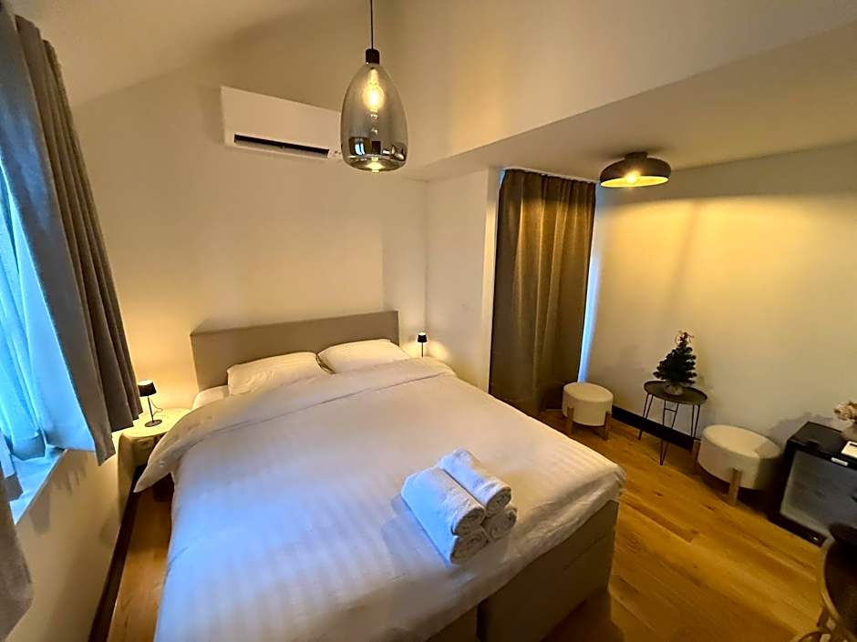 Photo 1 of 6 of Deluxe 1 King Bed