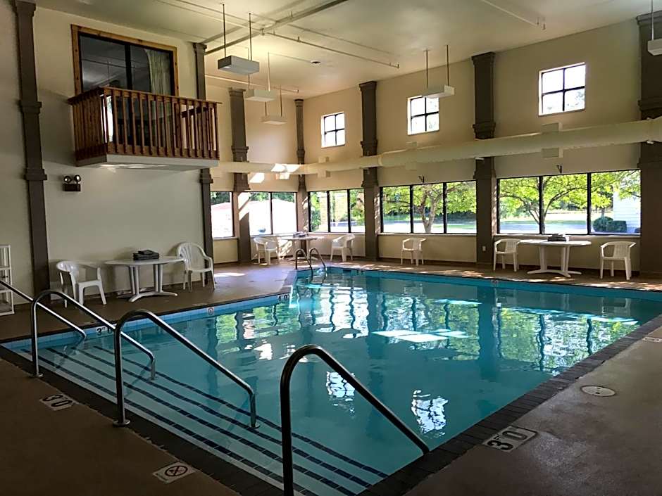Econo Lodge Inn & Suites