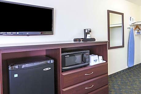 Queen Room with Mobility/Hearing Access - Non-Smoking