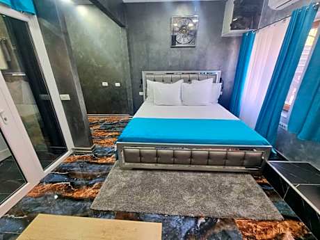 Room 14 The poet's room with bathtub and kitchenette, 1 car parking space