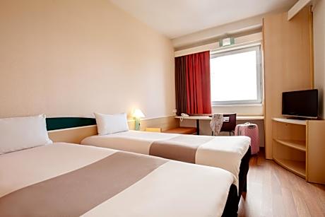 A twin room for 1 or 2 people equipped with the  new bedding