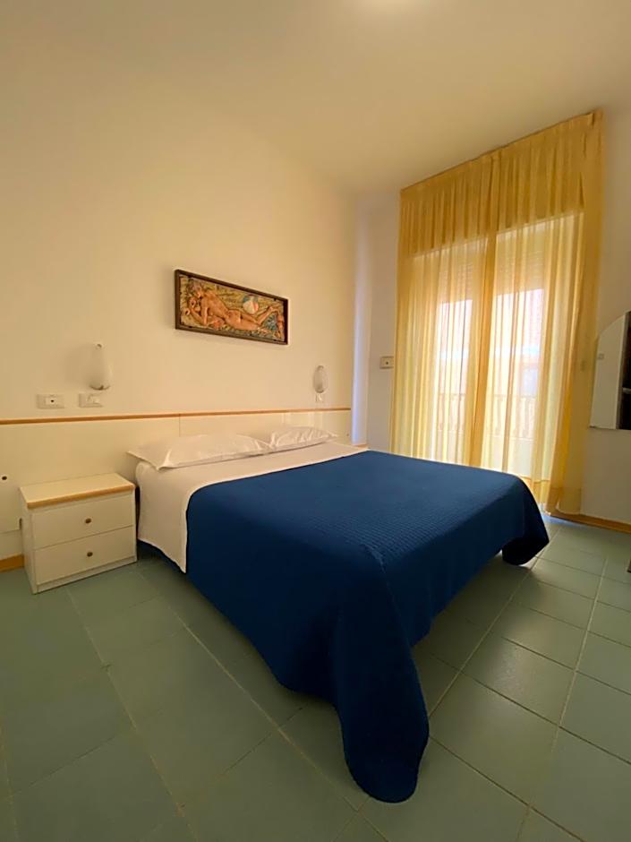 Hotel Plaza con piscina