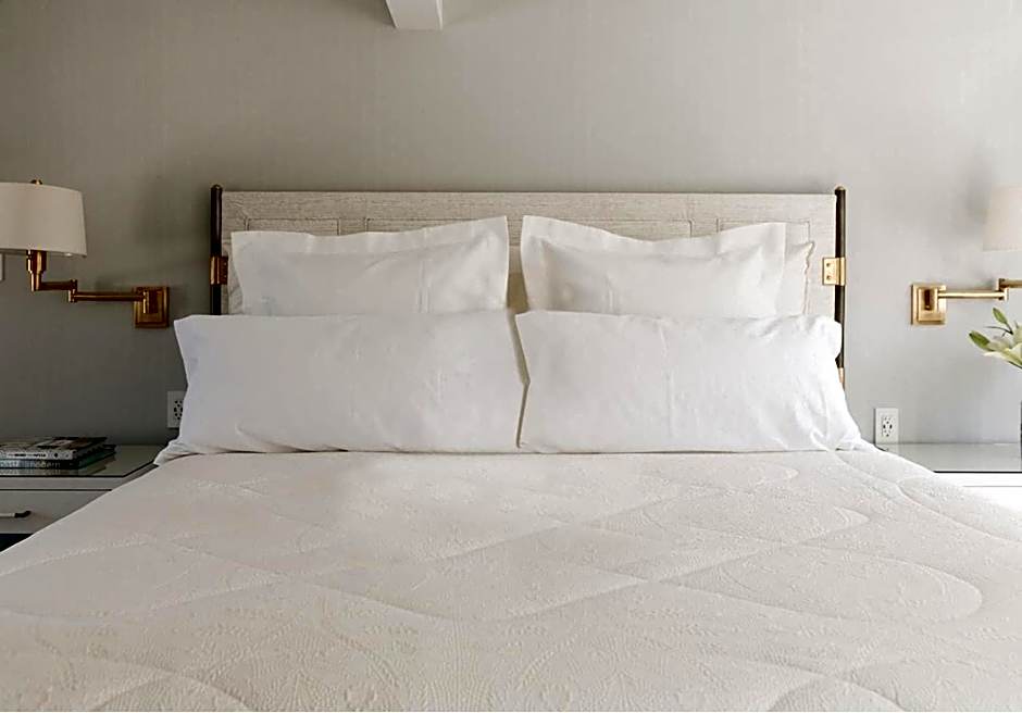 The Oaks Waterfront Hotel