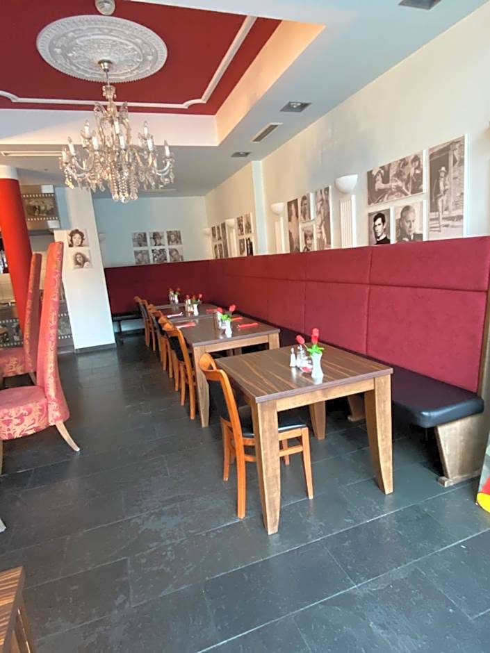 CineHotel Maroni