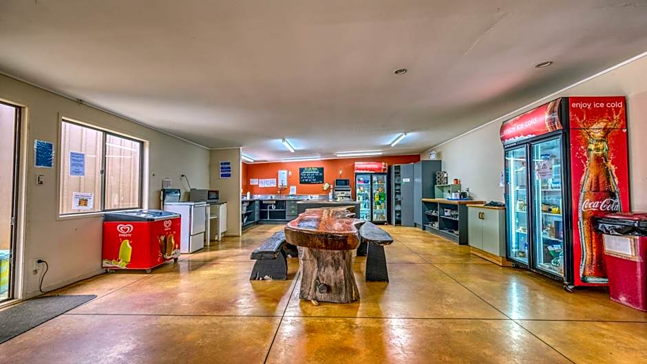 Beachcomber Lodge & Backpacker