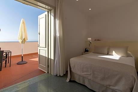 Deluxe Double Room with Balcony and Sea View