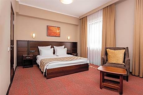 King Suite with Mountain View - Non-Smoking