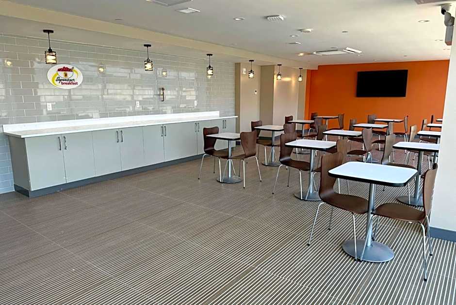 Super 8 by Wyndham Bronx Near Stadium
