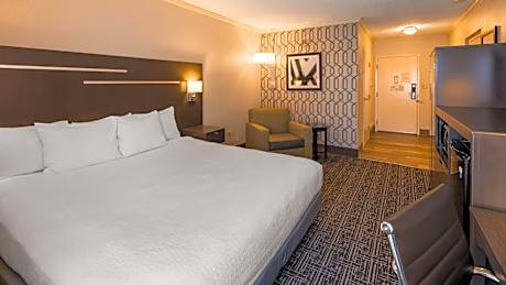 King Room with Roll-in Shower - Mobility Accessible/Non-Smoking