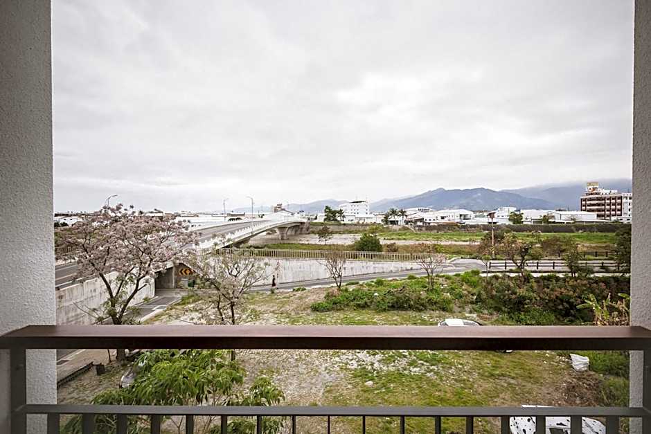 Tiin Tinn - Rivershore B&B