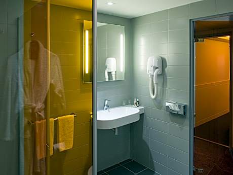 Classic room with 1 double bed and 1 twin bed