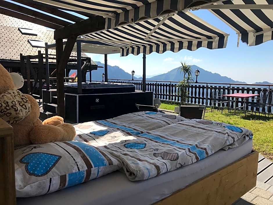Ausflugs-Ski-Pistenhotel Klewenstock AUTO FREI Mit dem Mobiltelefon bestellen nur mit der Pendelbahn erreichbar auf 1600müm