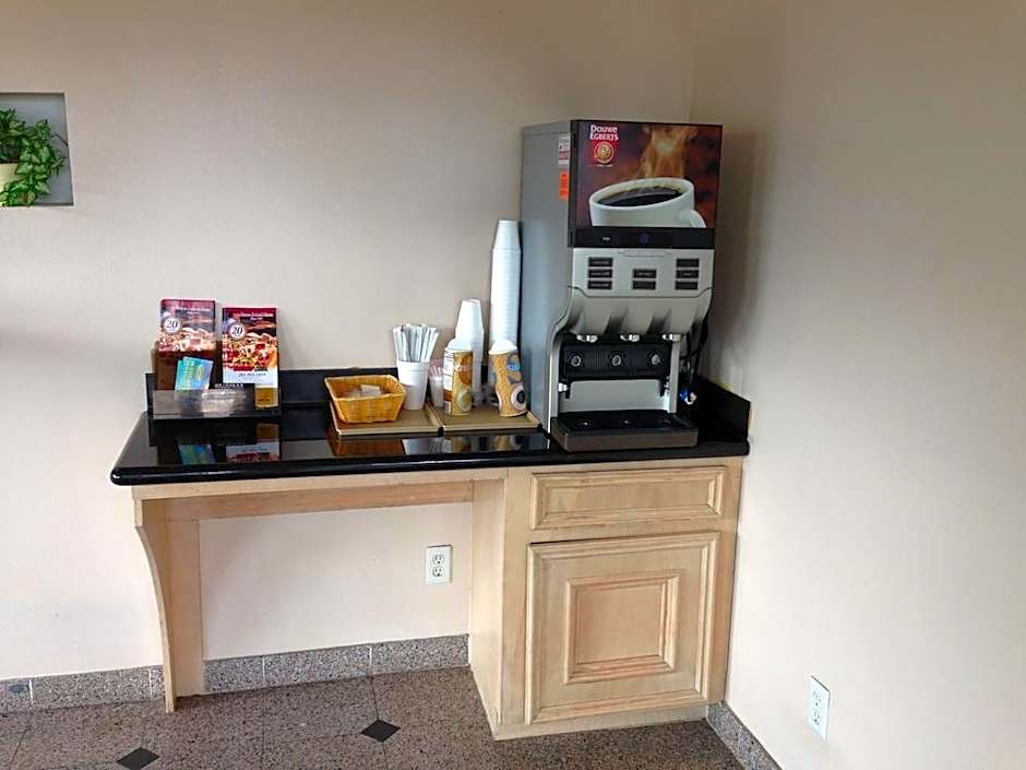Camelot Inn &amp; Suites Highway 290/NW Freeway