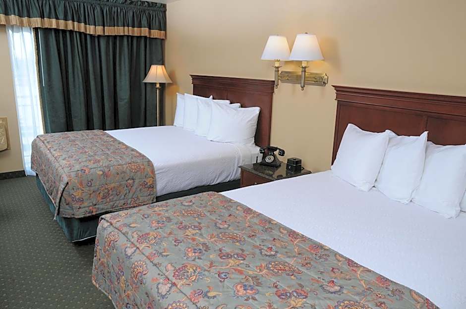 Pike's Waterfront Lodge