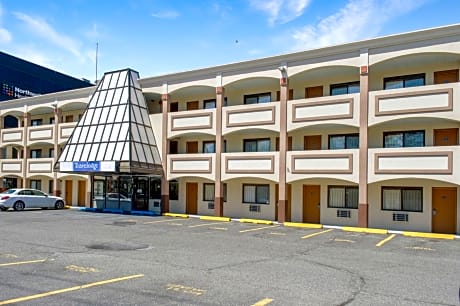 Travelodge by Wyndham Manhasset