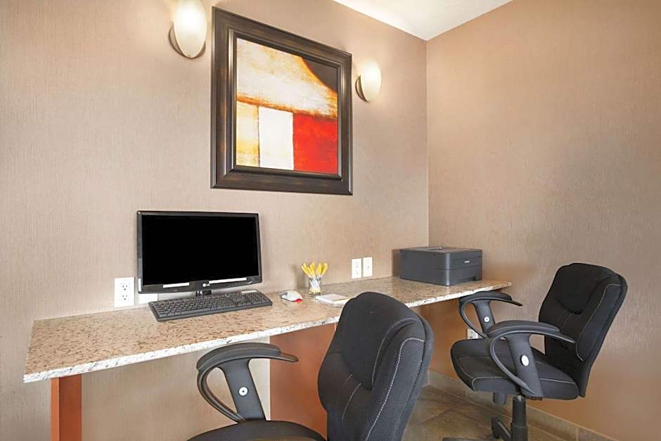 Days Inn & Suites by Wyndham Cochrane