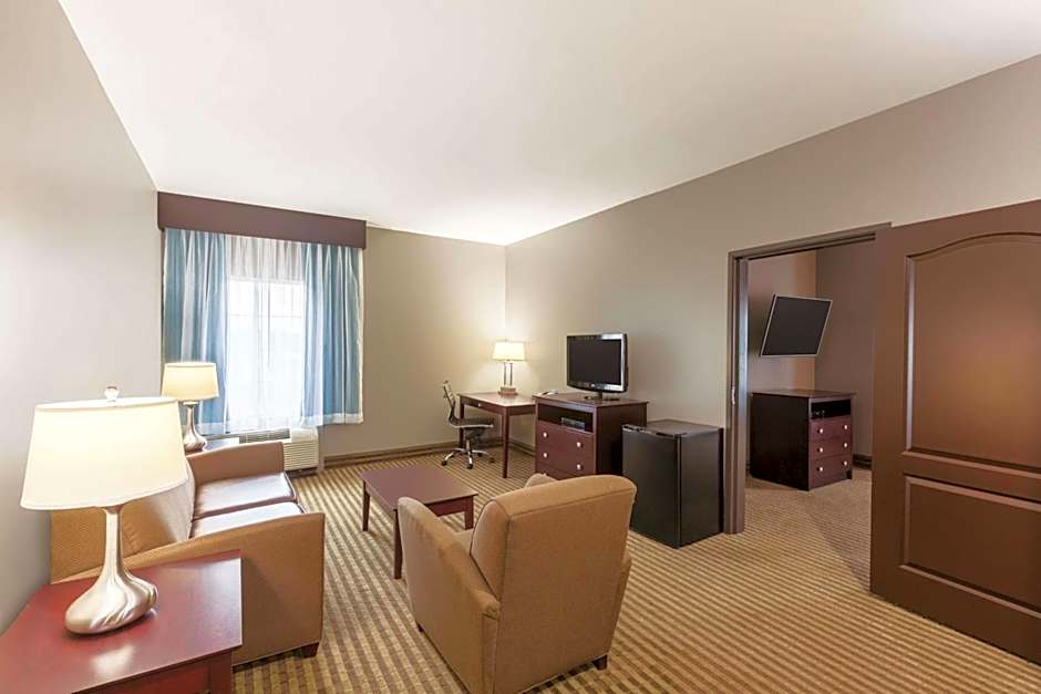 La Quinta Inn & Suites by Wyndham Bush Intercontinental Airport East