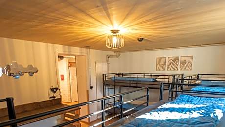 Single Bed in Mixed Dormitory Room with Shared Bathroom