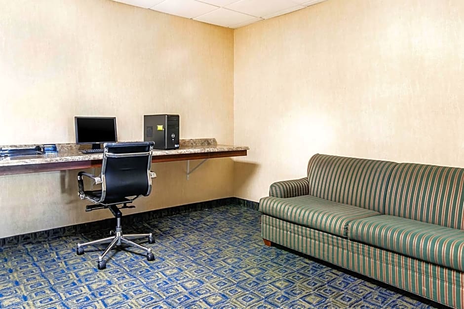 Rodeway Inn & Suites East/I-44