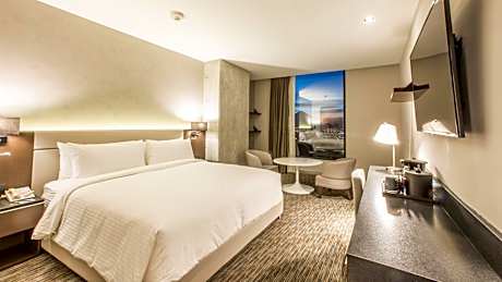 Grand Traditional with One King Bed and Volcano View