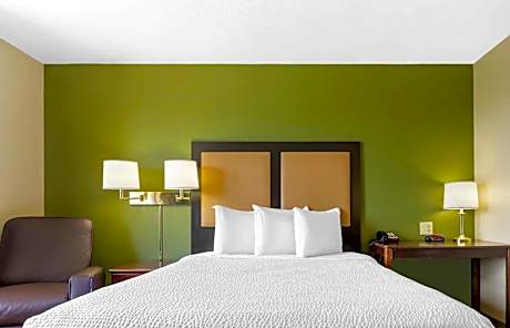 Queen studio with 1 Queen Bed - Disability Access/Non-Smoking