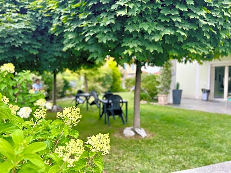 Eremes Rooms & Apartments