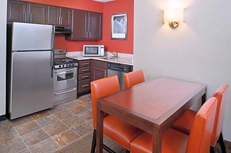 Queen Studio with Sofa Bed and Adapted Tub - Mobility and Hearing Accessible