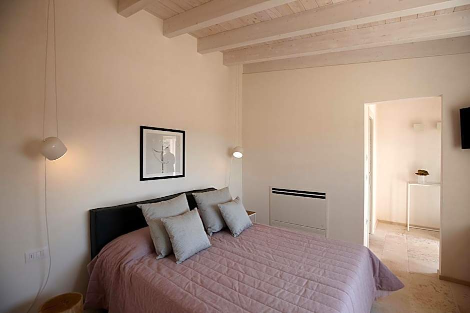 Photo 1 of 3 of 1 Queen Bed, Balcony